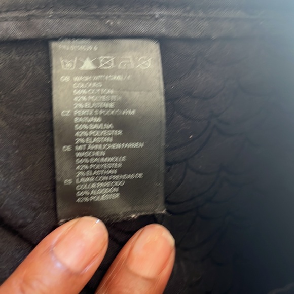 Black pants. Can be worn as business or casual attire. - Picture 4 of 5